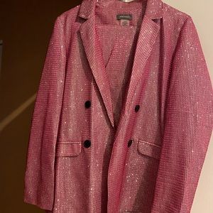 Pink suit ! Add some sparkle in this suit